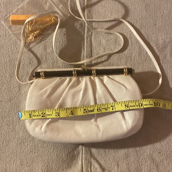 Judith Leiber Vintage Cream Lizard Handbag with cameo/jeweled closure - Picture 9 of 9